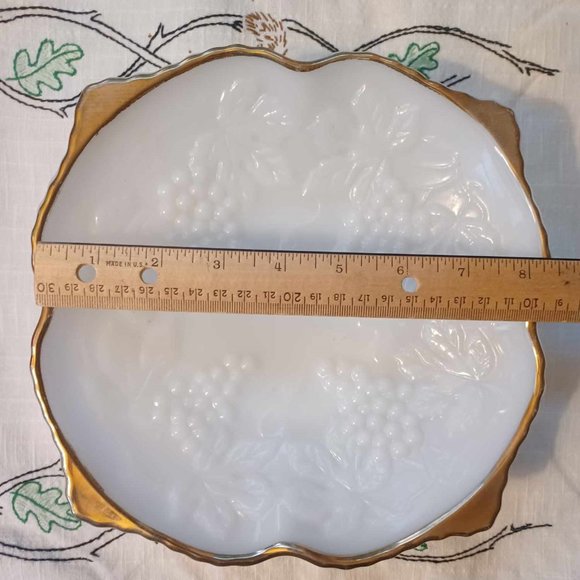 Retro MCM Footed Milk Glass Bowl Gold Rim Embossed Grape Pattern Anchor Hocking - Picture 4 of 8